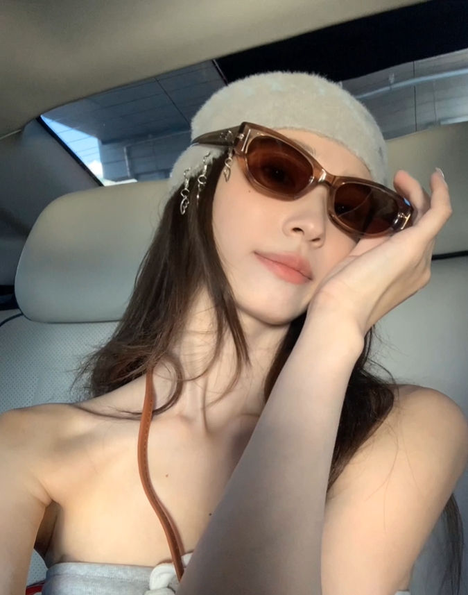 《完蛋我被美女包围了》演员钟晨瑶晒照：这锁骨能养鱼了~