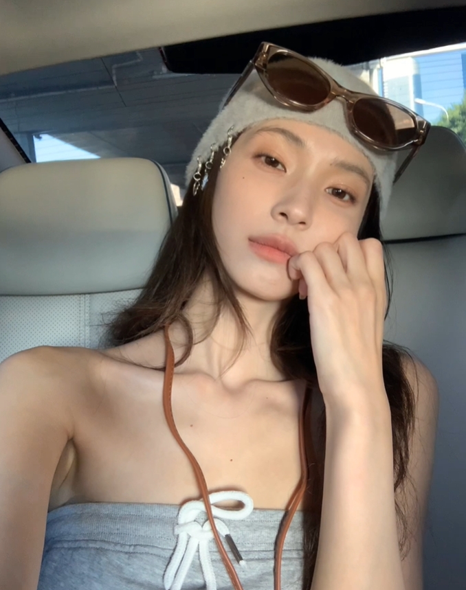 《完蛋我被美女包围了》演员钟晨瑶晒照：这锁骨能养鱼了~