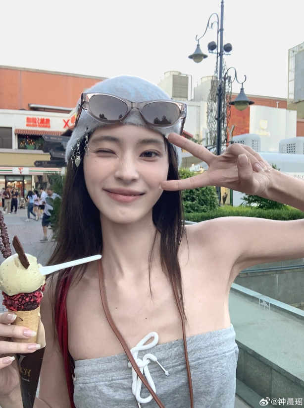 《完蛋我被美女包围了》演员钟晨瑶晒照：这锁骨能养鱼了~