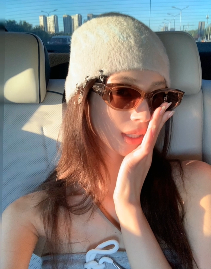 《完蛋我被美女包围了》演员钟晨瑶晒照：这锁骨能养鱼了~