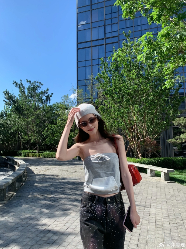 《完蛋我被美女包围了》演员钟晨瑶晒照：这锁骨能养鱼了~