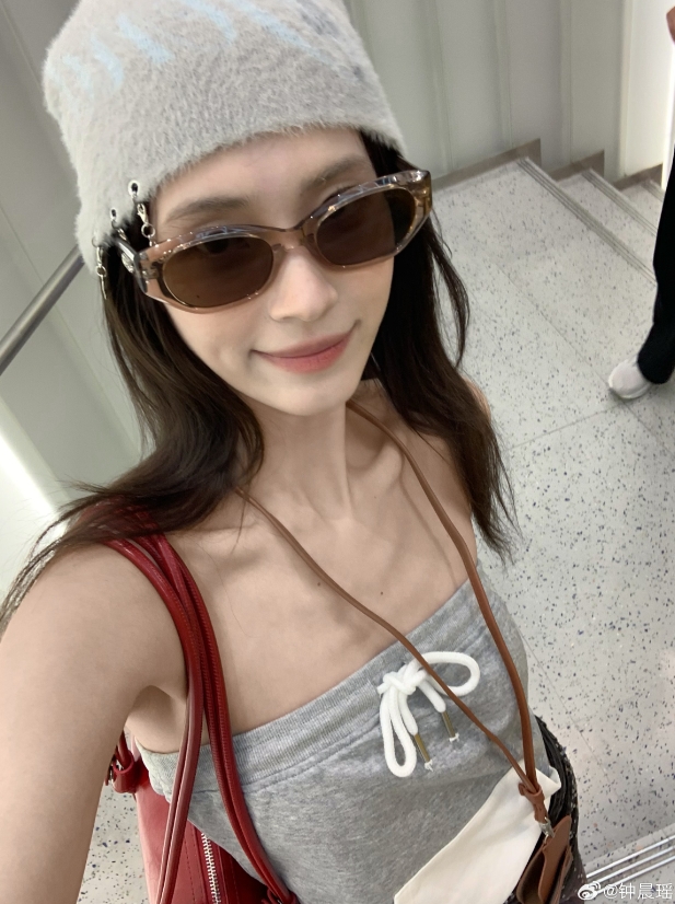 《完蛋我被美女包围了》演员钟晨瑶晒照：这锁骨能养鱼了~