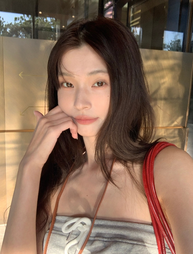 《完蛋我被美女包围了》演员钟晨瑶晒照：这锁骨能养鱼了~