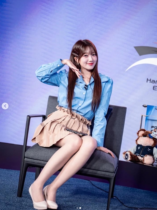 这大长腿我可以！LCK女主持晒照：季后赛见！