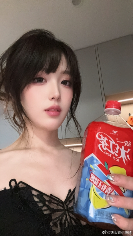 是进口的吗？永劫无间美女主持小喳喳晒照：谁喝国窖？