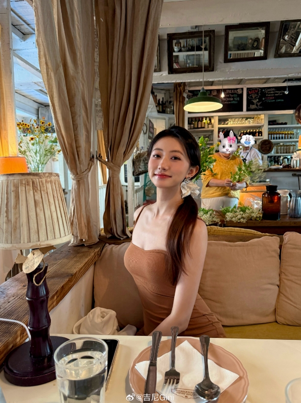 无畏契约主持吉尼晒照：吃啥呢给我来一口🥑