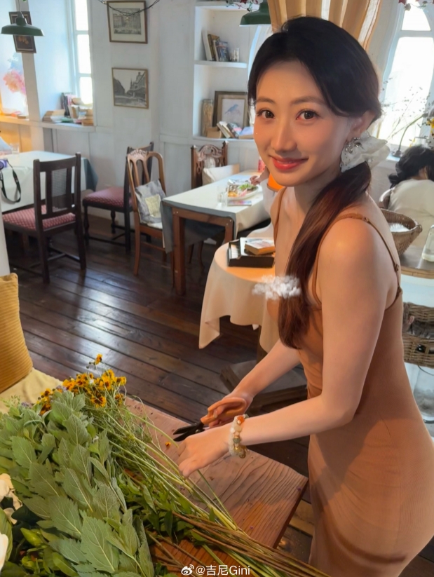 无畏契约主持吉尼晒照：吃啥呢给我来一口🥑