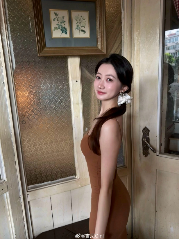 无畏契约主持吉尼晒照：吃啥呢给我来一口🥑