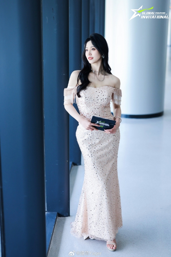 png电子网站永劫无间美女主持娅鸽晒照：是哪位老师这么会拍～