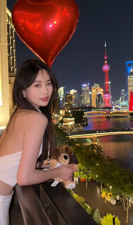 🥰眼神在吊人啊！永劫无间赛事女主持晒照：昨天过了超开心的生日