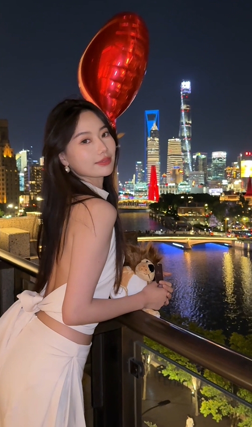 🥰眼神在吊人啊！永劫无间赛事女主持晒照：昨天过了超开心的生日