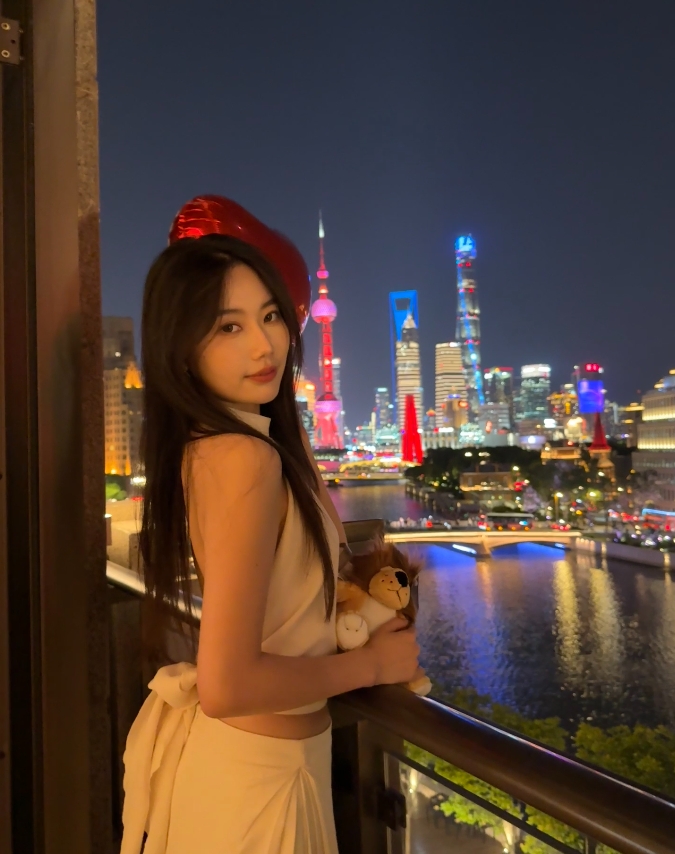 🥰眼神在吊人啊！永劫无间赛事女主持晒照：昨天过了超开心的生日
