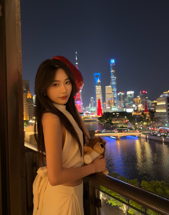 🥰眼神在吊人啊！永劫无间赛事女主持晒照：昨天过了超开心的生日