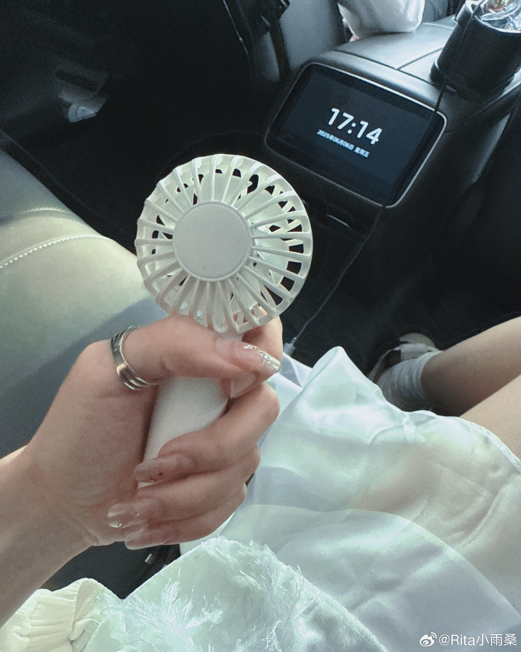 LPL美女解说Rita分享自拍：好堵！我急了，顺便自拍了~