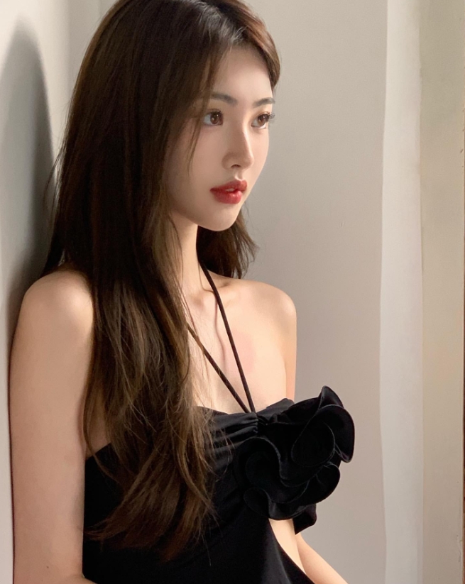 Ming绯闻女友1saye晒照：黑色礼服，顶级颜值~
