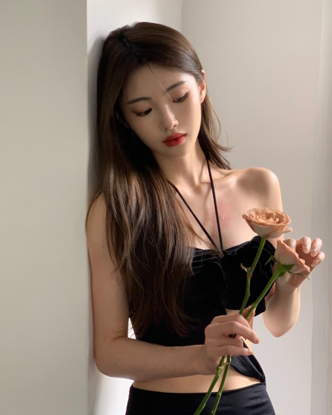 Ming绯闻女友1saye晒照：黑色礼服，顶级颜值~