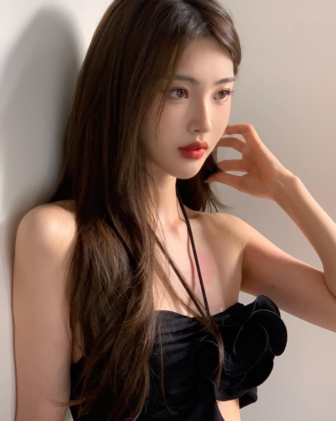 Ming绯闻女友1saye晒照：黑色礼服，顶级颜值~