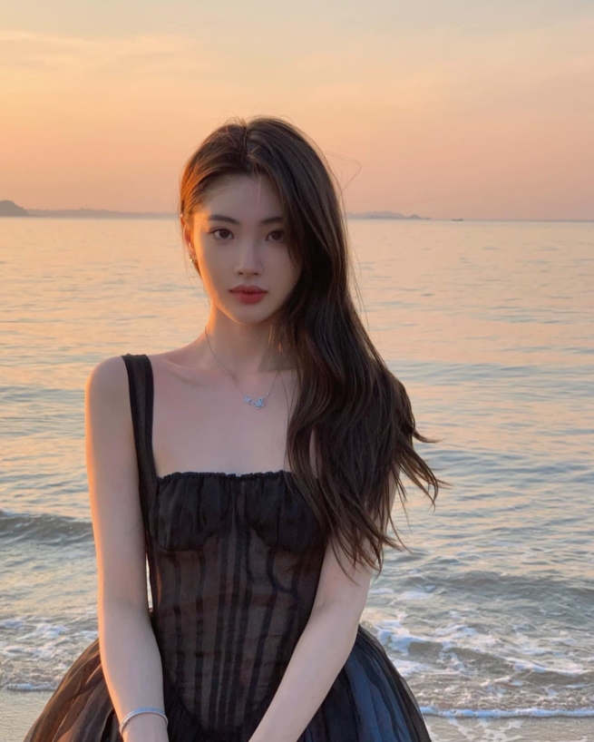 Ming绯闻女友1saye晒照：黑色礼服，顶级颜值~