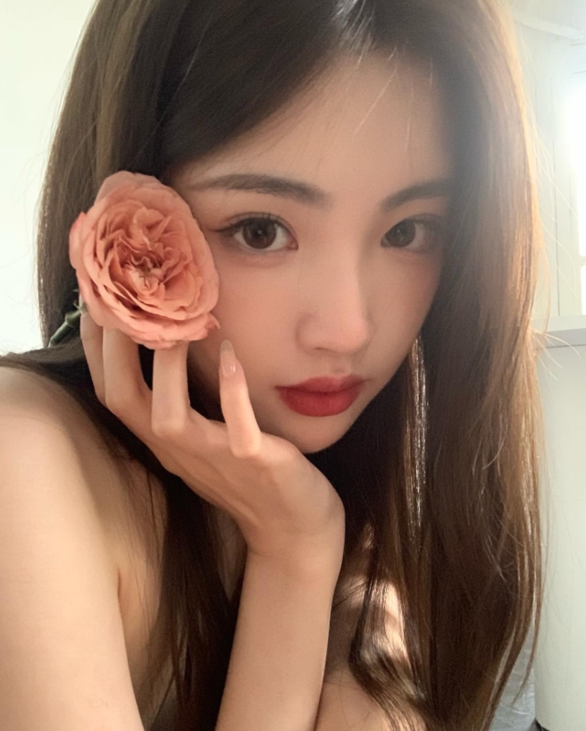 Ming绯闻女友1saye晒照：黑色礼服，顶级颜值~