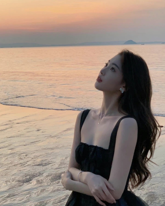 Ming绯闻女友1saye晒照：黑色礼服，顶级颜值~