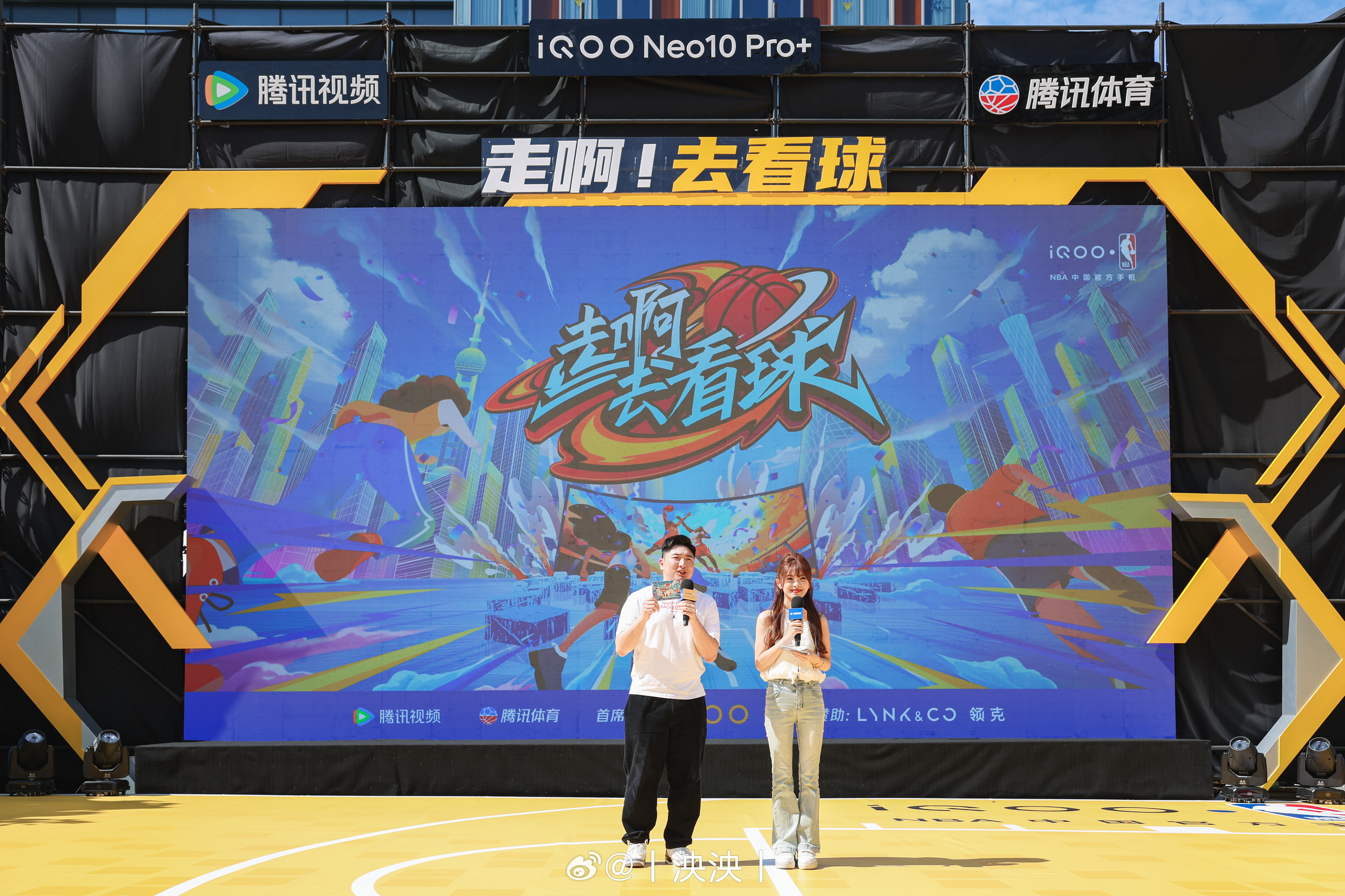 LPL女主持泱泱晒照：见到了瓜哥 瓜哥人超好！！现场球迷互动也很好玩