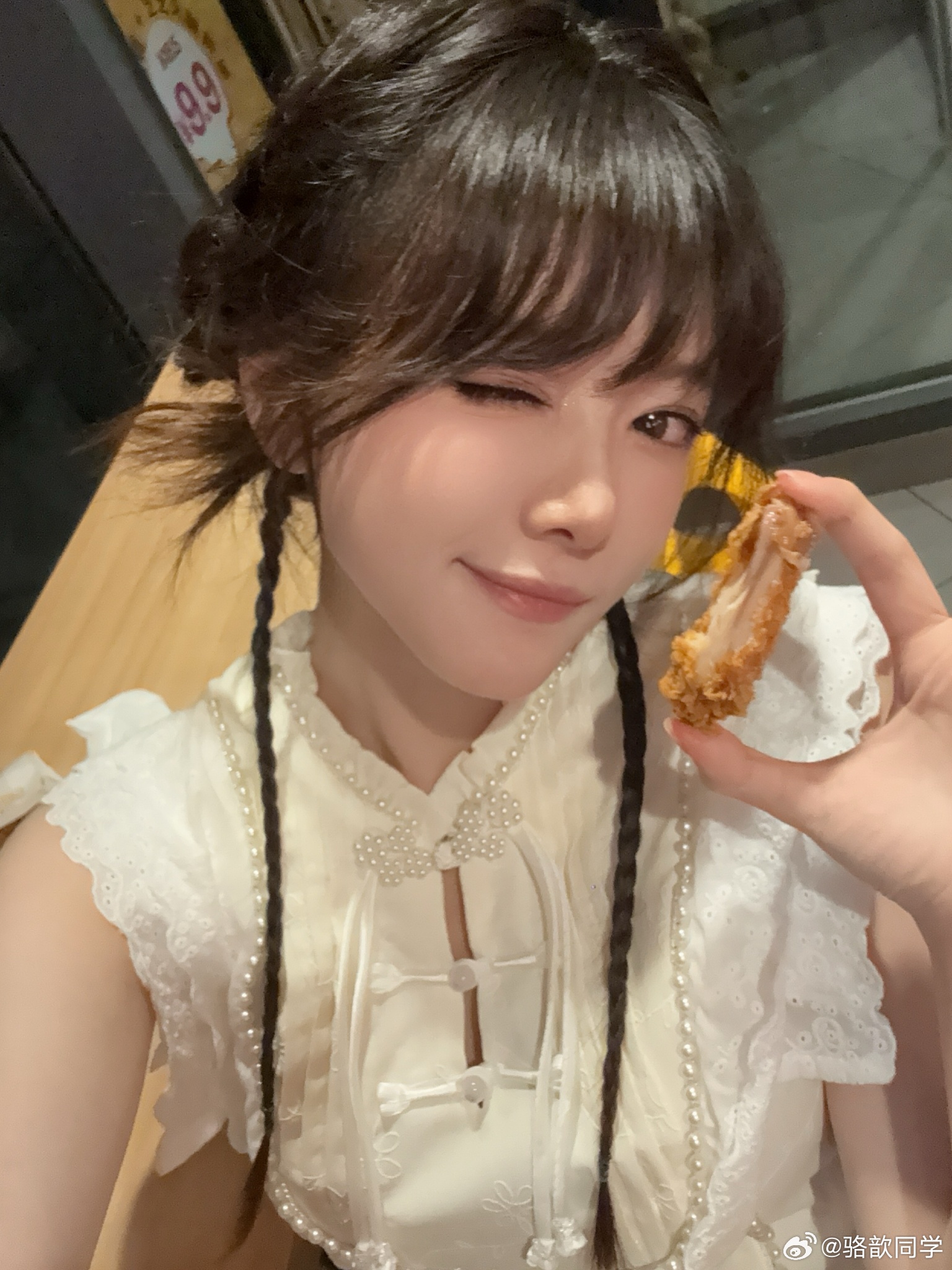 骆歆深夜晒旗袍照祝福高考学子：旗开得胜，前途似锦