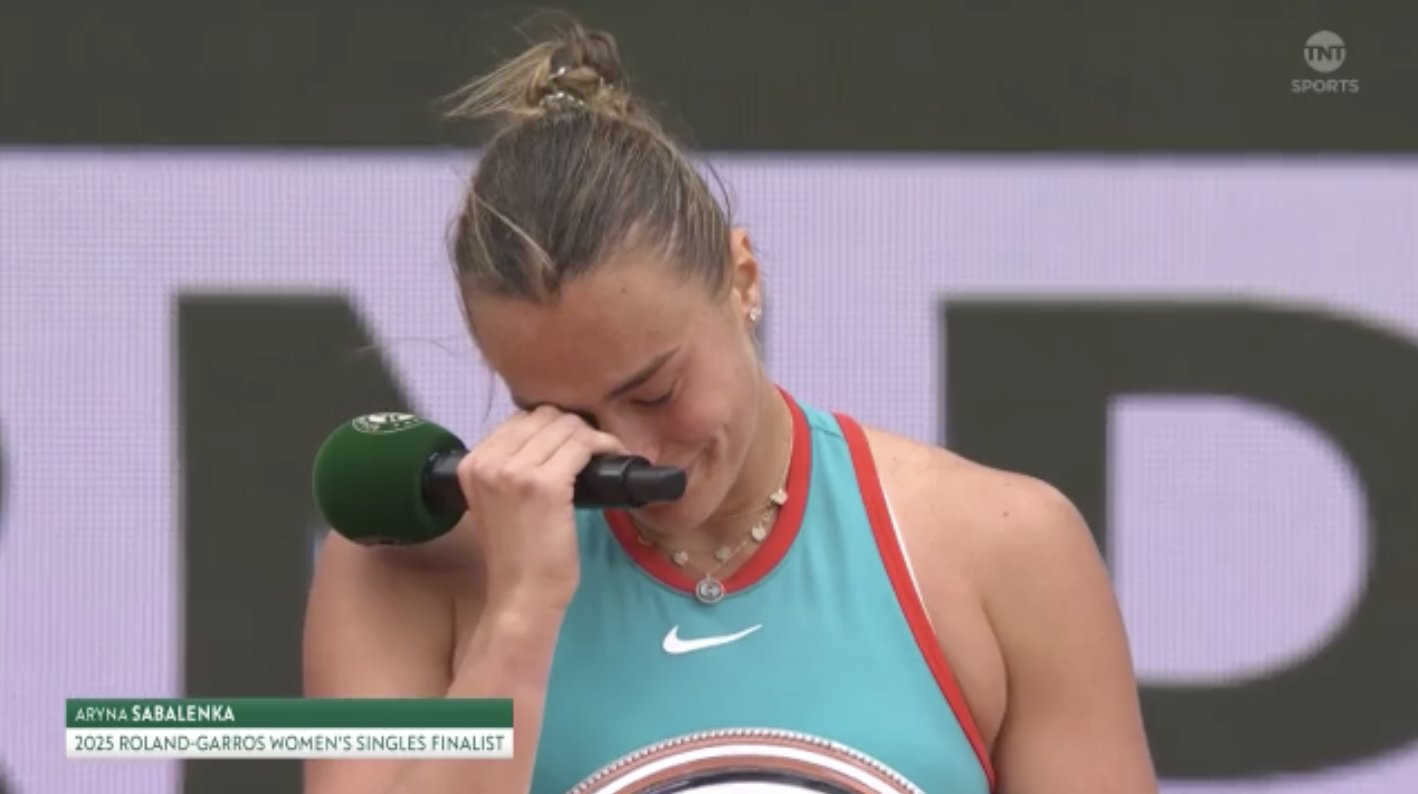错过法国公开冠军萨巴伦卡（Sabalenka）的脸颊上的泪水发表了演讲：很可悲 但仍然祝贺库夫