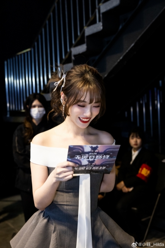 元气拉满~LPL女主持小钰晒照：快乐的回忆又增加了一些！今天继续见