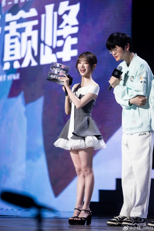 元气拉满~LPL女主持小钰晒照：快乐的回忆又增加了一些！今天继续见