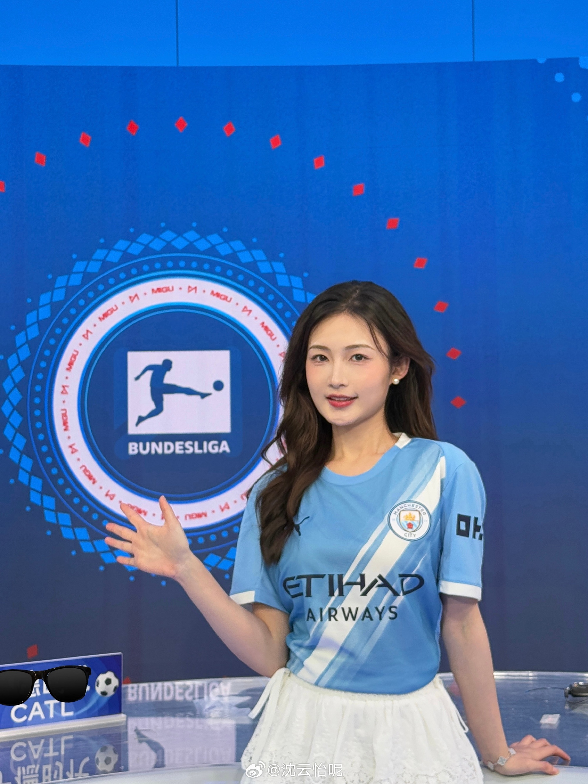LPL女主持人沈云怡晒照：“Hi Blue~曼城蓝~👋🏻”