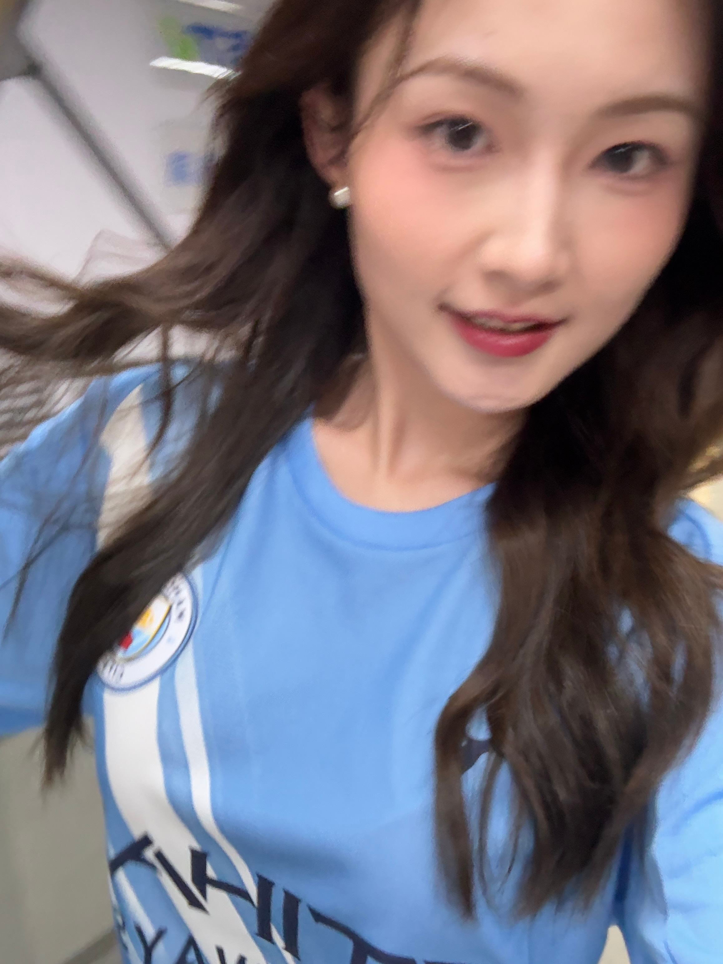 LPL女主持人沈云怡晒照：“Hi Blue~曼城蓝~👋🏻”