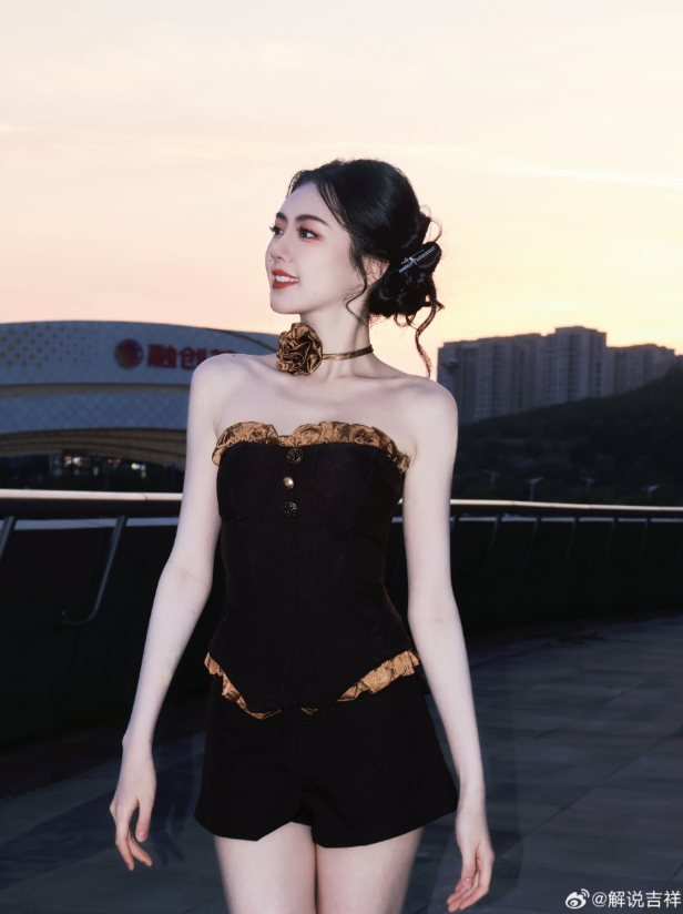 什么白色的腿！ PEL主持人Jixiang发布了一张照片：由玫瑰花的掉落的叶子很长时间