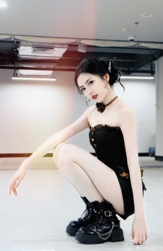 什么白色的腿！ PEL主持人Jixiang发布了一张照片：由玫瑰花的掉落的叶子很长时间
