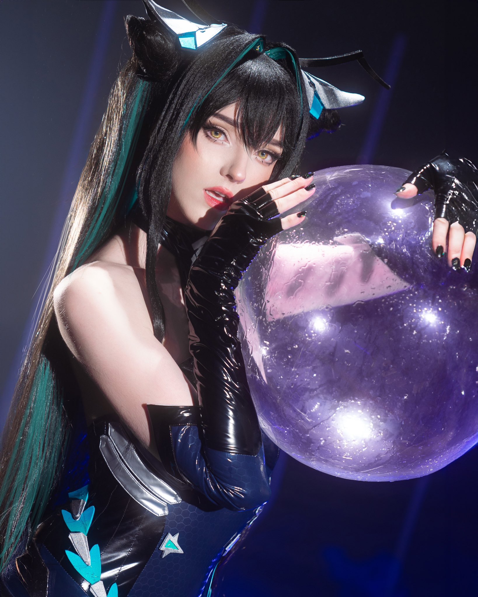 😍这背不拔罐可惜了！国外美女COS《妮姬》 露背装完美还原