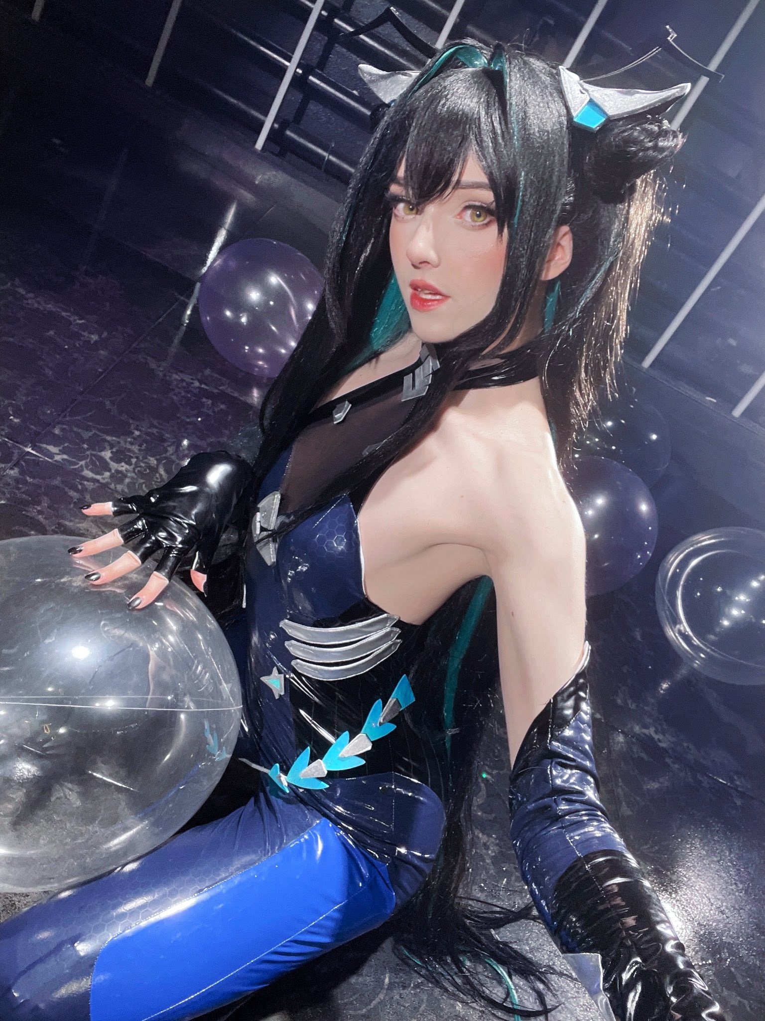 😍这背不拔罐可惜了！国外美女COS《妮姬》 露背装完美还原