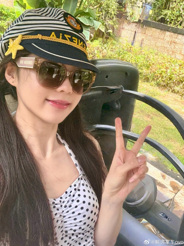金年会金字招牌信誉至上KGL解说车车晒泳装照：看似明媚其实一会儿暴晒一会儿暴雨倾盆