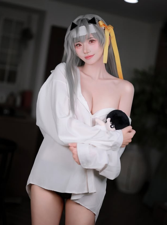 💛🖤Faker美女粉丝晒COS照：这身材简直有点顶！