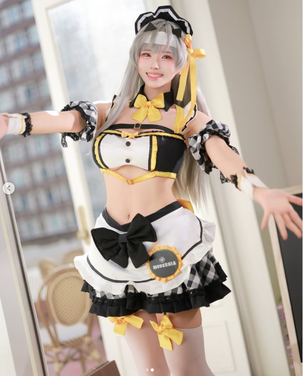 💛🖤Faker美女粉丝晒COS照：这身材简直有点顶！