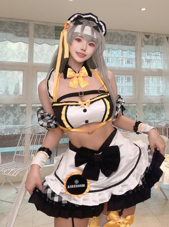 💛🖤Faker美女粉丝晒COS照：这身材简直有点顶！