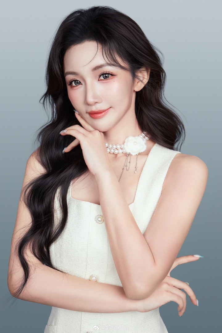 KPL美女解说小鹿分享自拍：更新一下💗新皮肤~