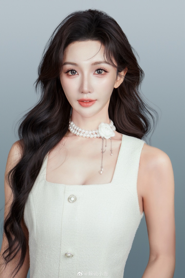 KPL美女解说小鹿分享自拍：更新一下💗新皮肤~