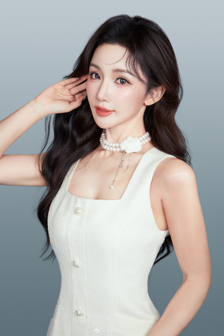 KPL美女解说小鹿分享自拍：更新一下💗新皮肤~