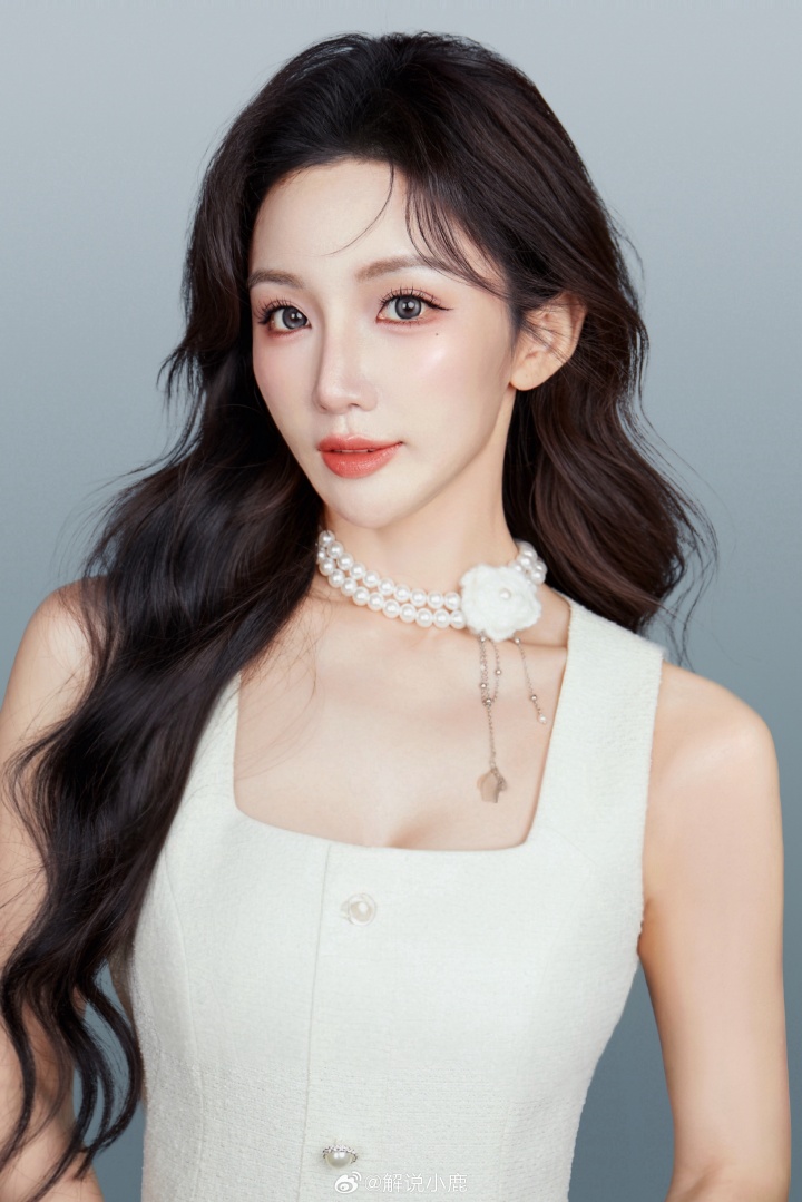 KPL美女解说小鹿分享自拍：更新一下💗新皮肤~