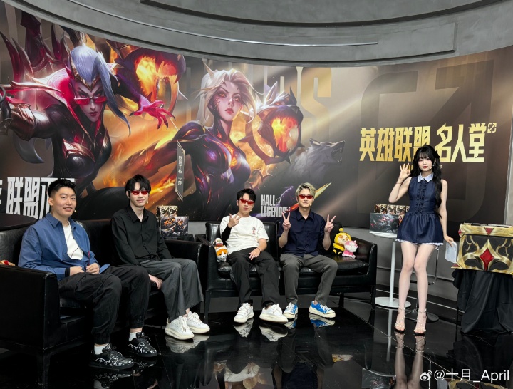 这高跟鞋👠这腿！互动女主持人十月晒照：名人堂活动结束啦~
