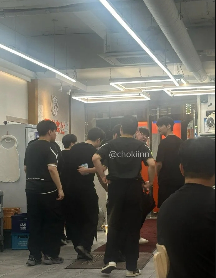 金年会体育尺帝的格局！昨日让二追三赛后，Ruler认出粉丝并帮其结账+鞠躬