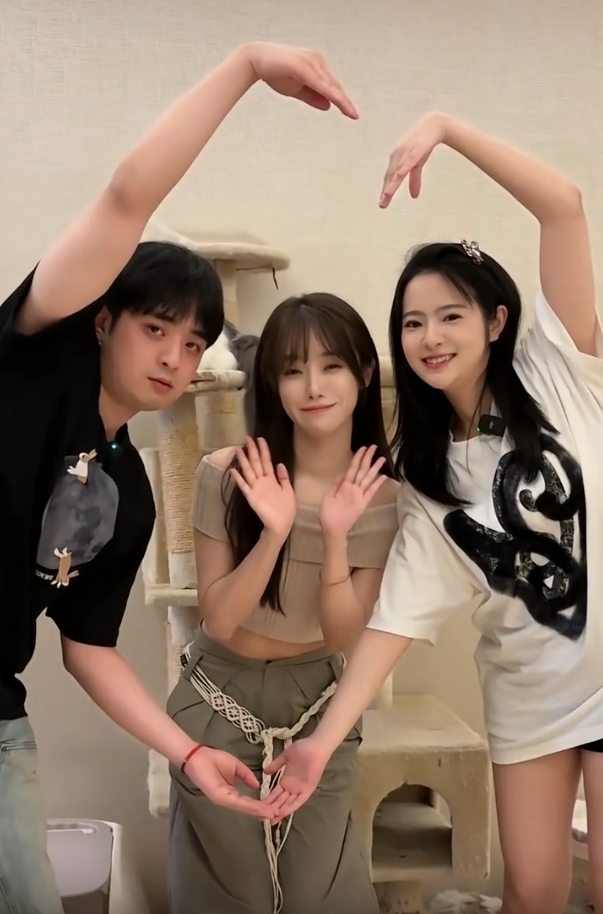 女主持人小钰分享与毛毛、kris合拍视频：