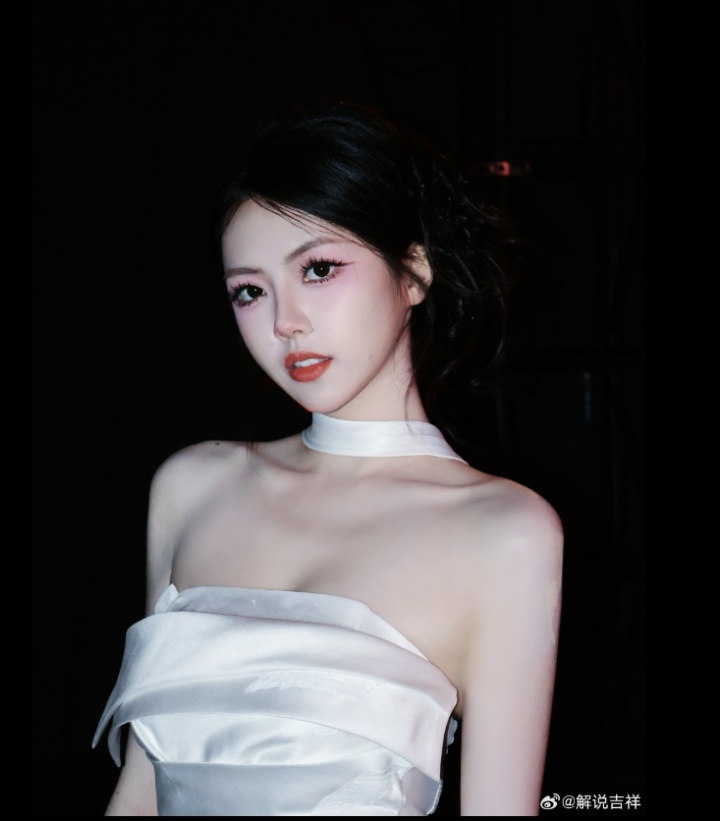PEL美女主持吉祥晒照：一加杯的Cut📷 红黑白的配色绝对不会出错！