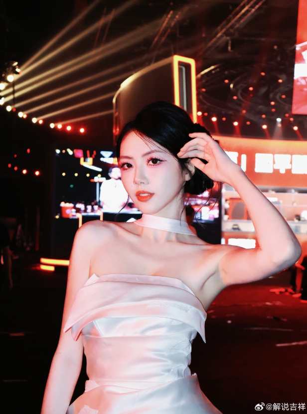PEL美女主持吉祥晒照：一加杯的Cut📷 红黑白的配色绝对不会出错！