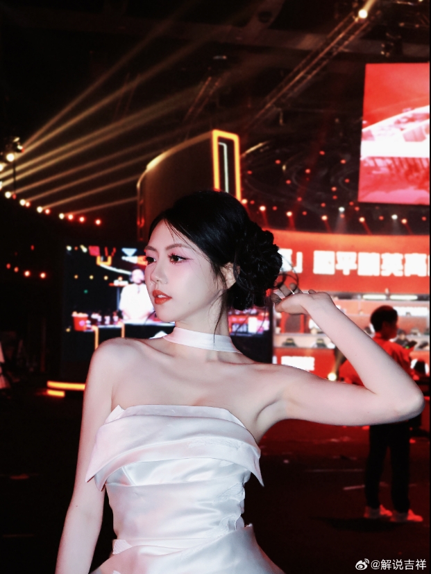 PEL美女主持吉祥晒照：一加杯的Cut📷 红黑白的配色绝对不会出错！