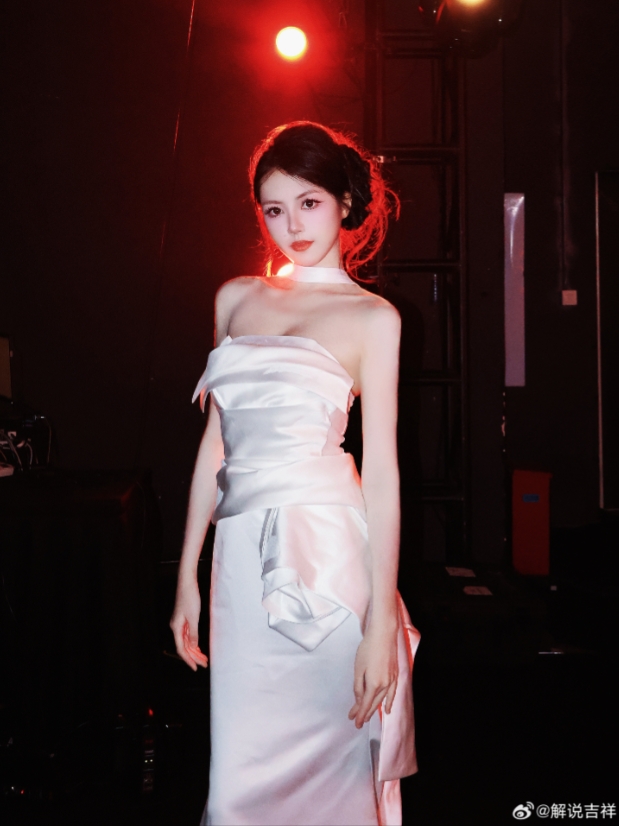 PEL美女主持吉祥晒照：一加杯的Cut📷 红黑白的配色绝对不会出错！